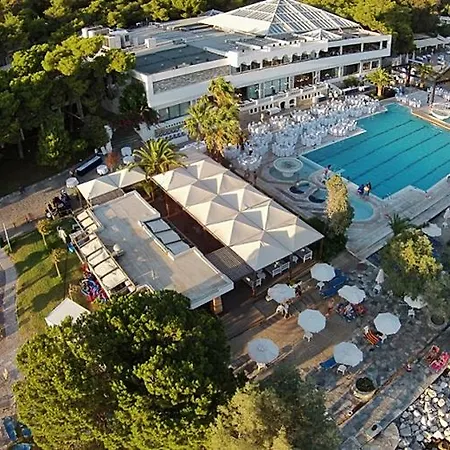 מלון Ramada Poseidon לוטראקי